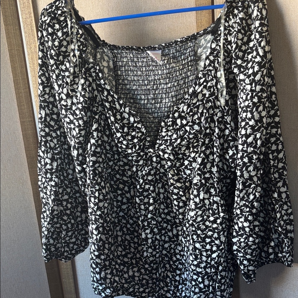 FINAL MARKDOWN No Boundaries Black and White Leaf Print Top junior xxl